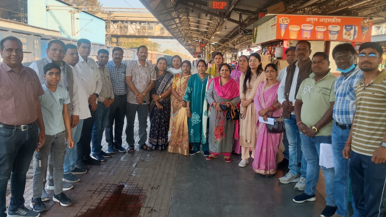 मुंबई रवाना हुए जिला पंचायत प्रतिनिधि, 7 दिन सीखेंगे आदर्श गांव का मंत्र