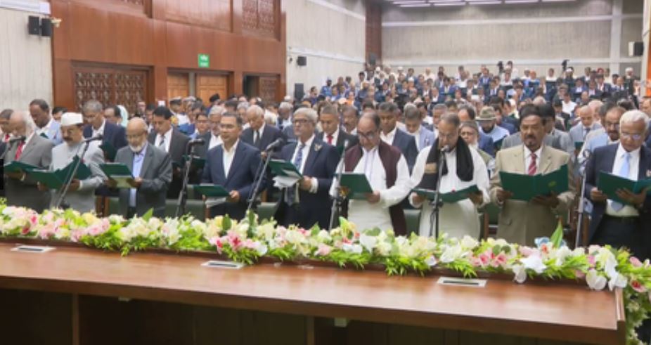 बांग्लादेश में बीएनपी सांसदों का शपथ ग्रहण, रिफॉर्म काउंसिल के मेंबर के तौर नहीं ली शपथ 