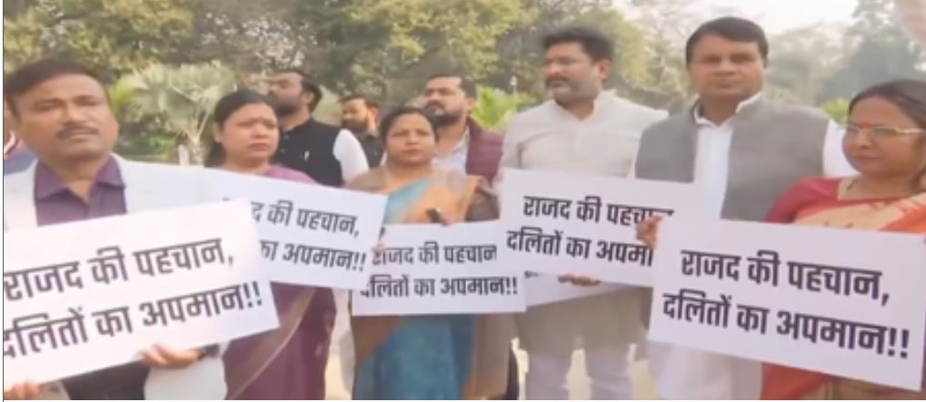 रामविलास पासवान को 'बेचारा' कहने को लेकर लोजपा (रा) और राजद आए आमने-सामने  