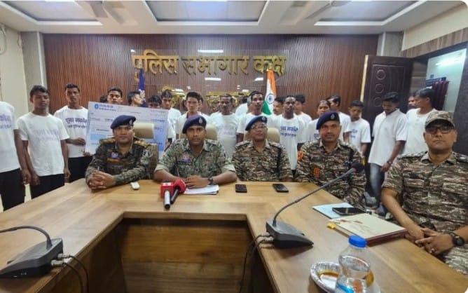 एक महिला सहित 22 नक्सलियों का समर्पण