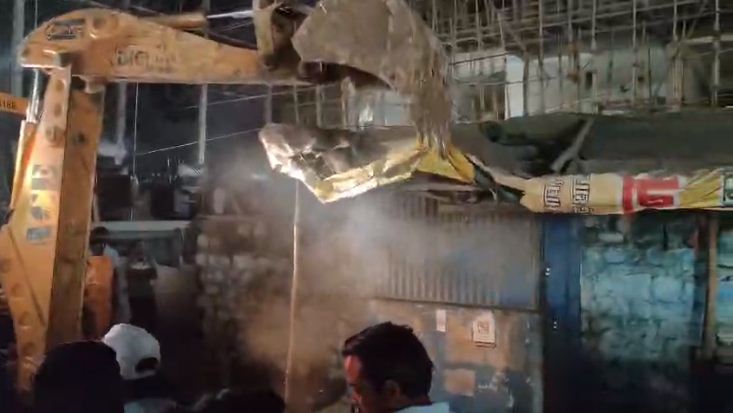 कटोरा तालाब इलाके में निगम ने झुग्गियों, ठेलों को तोड़ा 