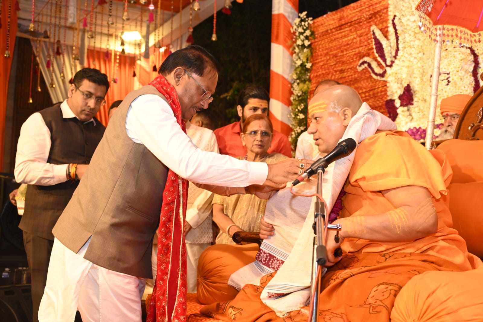 सीएम साय से निरंजन पीठाधीश्वर डॉ. कैलाशानंद ने की सौजन्य भेंट