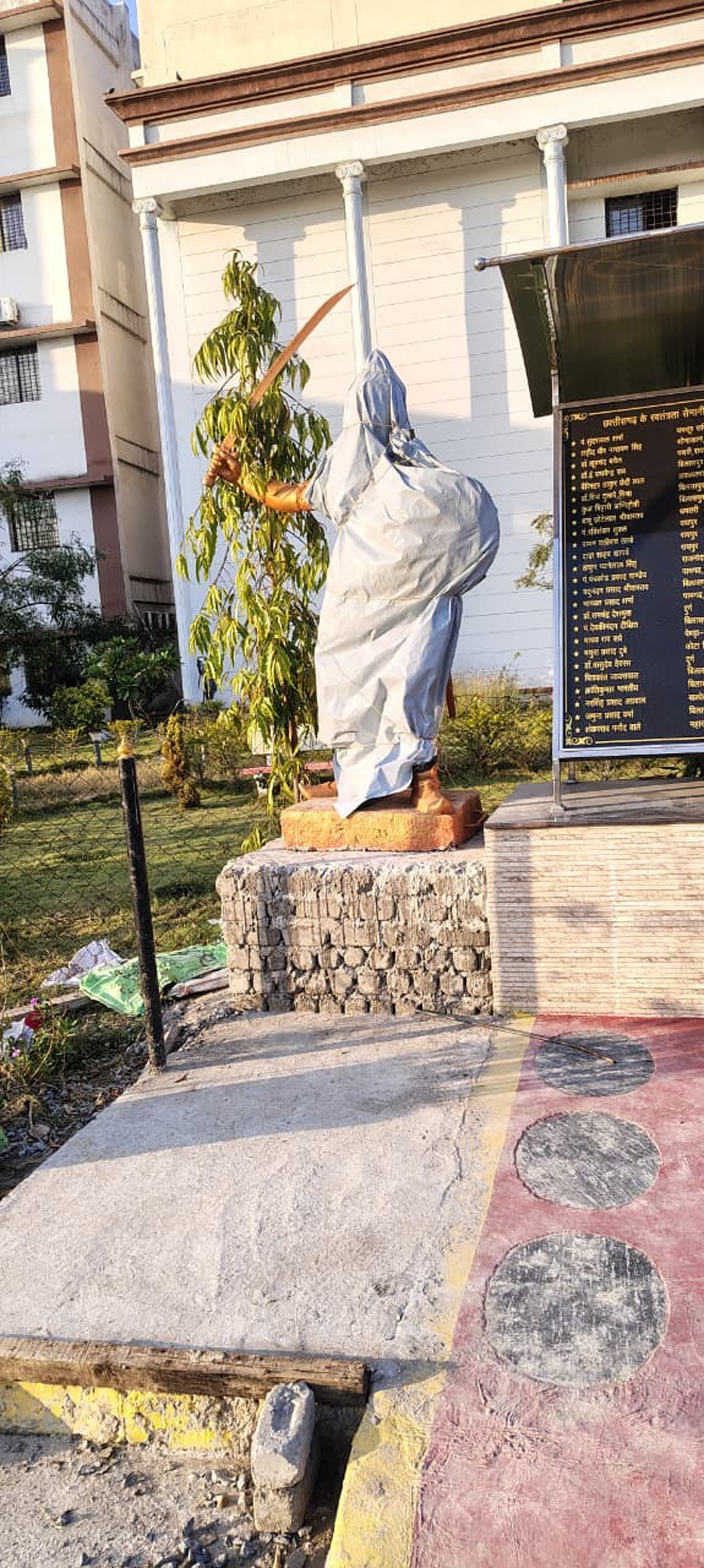  अनावरण की जल्दबाजी में बिरसा मुंडा की प्रतिमा गिरकर खंडित, मजदूर की हालत गंभीर