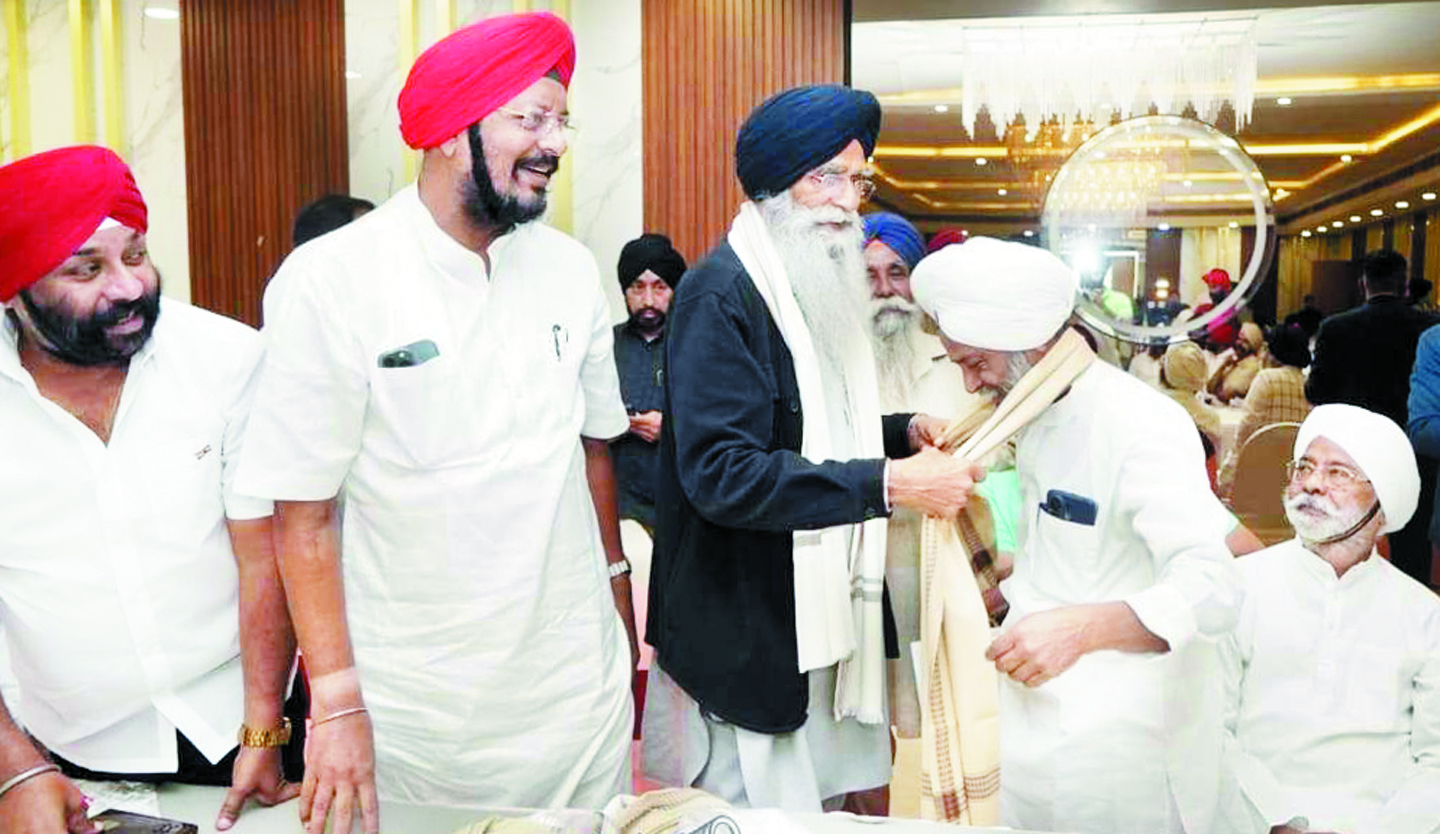 सिंघोत्रा को सिरोपाव भेंटकर शिरोमणि गुरुद्वारा प्रबंधक कमेटी अध्यक्ष धामी ने समाजसेवा के लिए किया प्रेरित