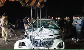 मथुरा : कार नहर में गिरी, तीन भाइयों समेत चार लोगों की मौत