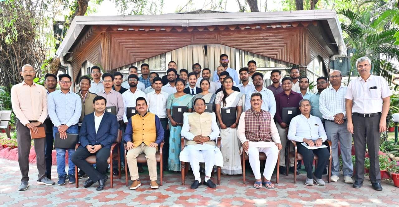 सीएम ने नव चयनित खनि निरीक्षकों को दिए नियुक्ति पत्र, ईमानदारी और निष्ठा से कार्य करने का दिया संदेश