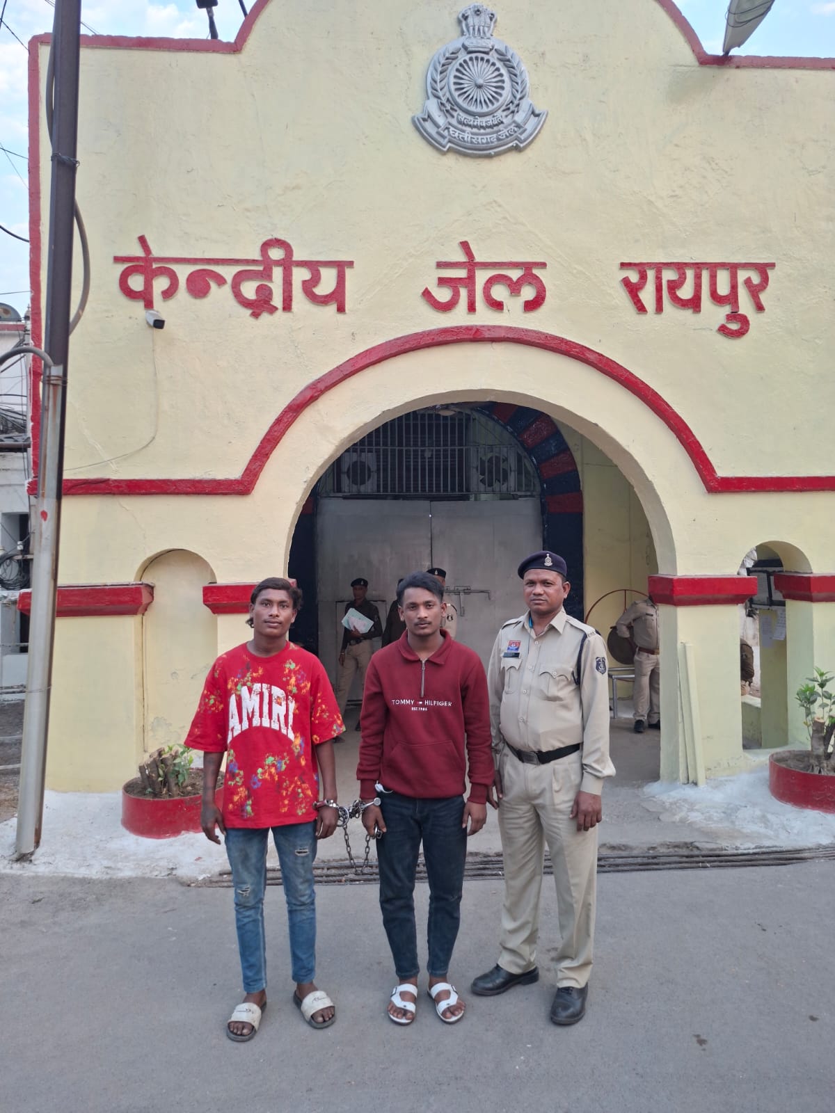 पेट्रोल पंप में स्वयं की बाइक में आग लगाने वाले दो युवक गिरफ्तार