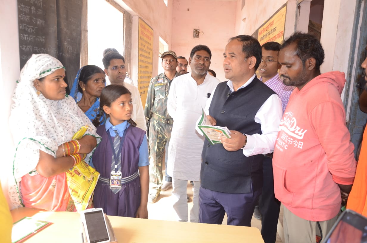 कलेक्टर ने कांदुल की राशन दुकान के मृत व्यक्तियों के नाम काटने के दिए निर्देश