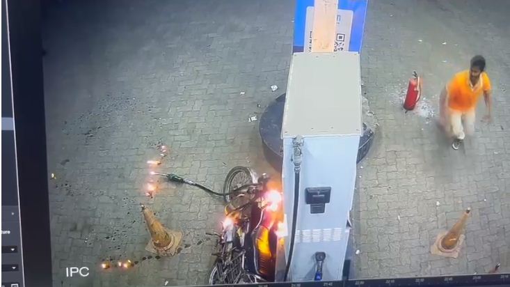 देखें VIDEO: दो उधमी युवकों ने पेट्रोल पंप में स्वयं की बाइक में आग लगाया, अब जेल पहुंचे 