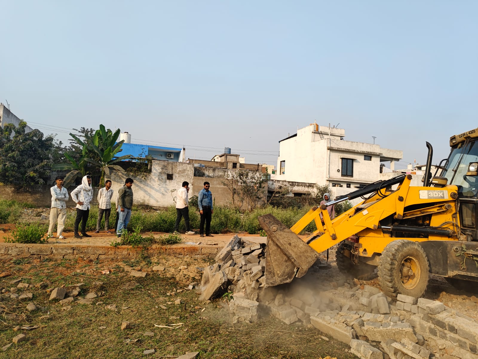 सड्डू में 6 एकड़ निजी भूमि अवैध प्लाटिंग पर चला निगम का जेसीबी 