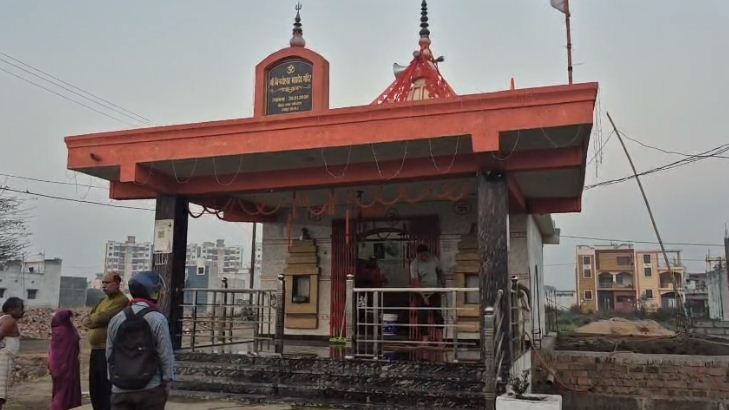 बिंदेश्वर महादेव मंदिर की दान पेटी ले भागे चोर 