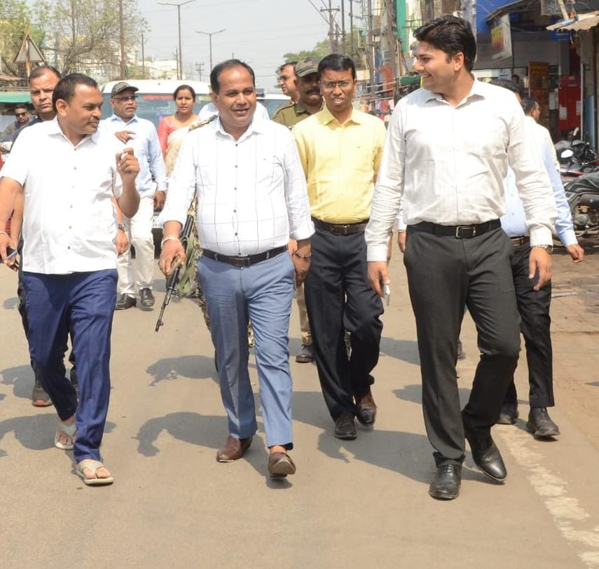 टिकरापारा इलाके सड़कों पर पैदल घूमे कलेक्टर 