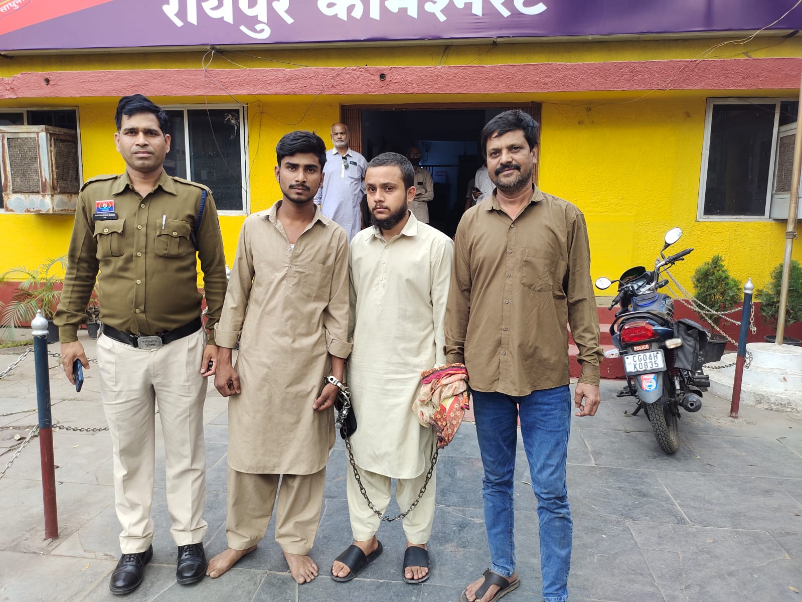 आपसी विवाद पर चाकू मारने वाले 3 युवक मौदहापारा से गिरफ्तार