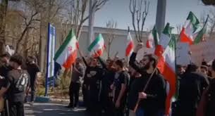 ईरान में सड़कों पर उतरे स्टूडेंट्स, बड़े पैमाने पर हुए सरकार-विरोधी प्रदर्शन