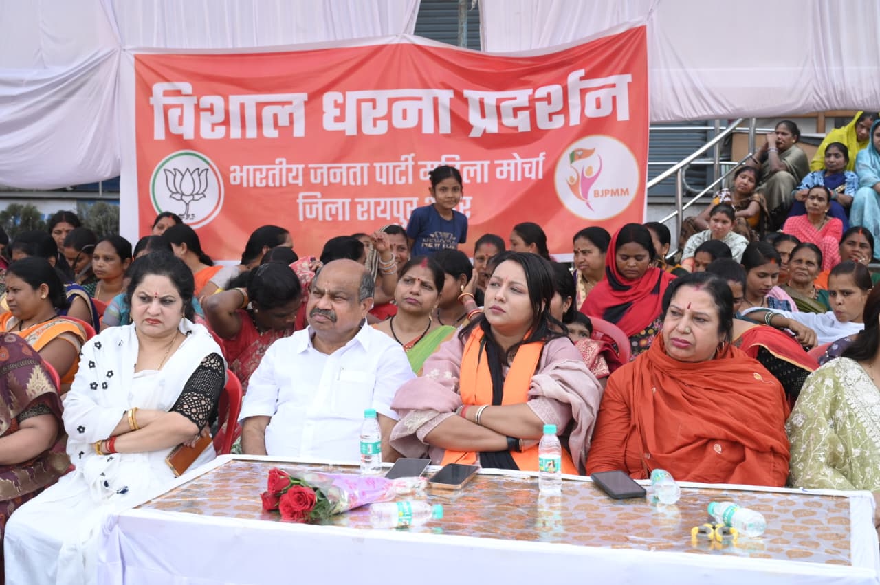 एआई समिट में कांग्रेस के अभद्र कृत्य के विरोध में भाजपा महिला मोर्चा का प्रदर्शन