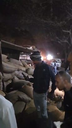 धान से लदा  ट्रक कार पर पलटा, 2 मृत तीन घायल 