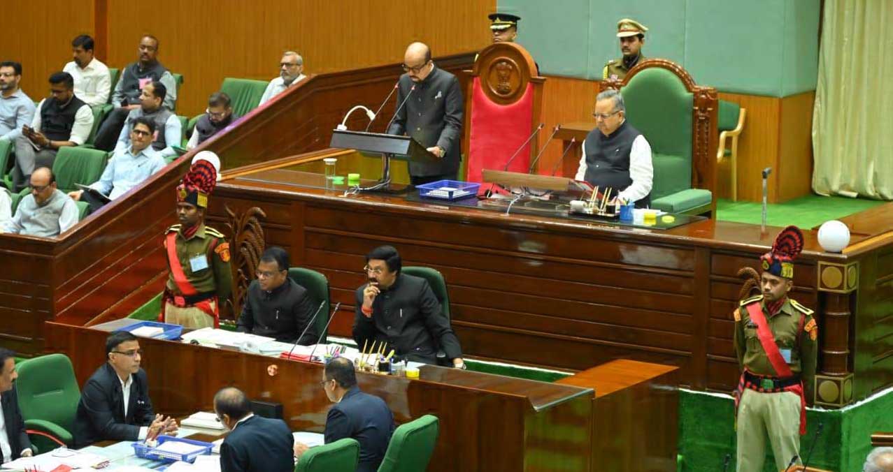 माओवादी हथियार छोड़ थाम रहे संविधान की प्रति