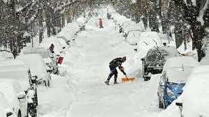 अमेरिका: तीन फ़ीट तक गिरी बर्फ़, तूफ़ान के कारण हज़ारों उड़ानें रद्द