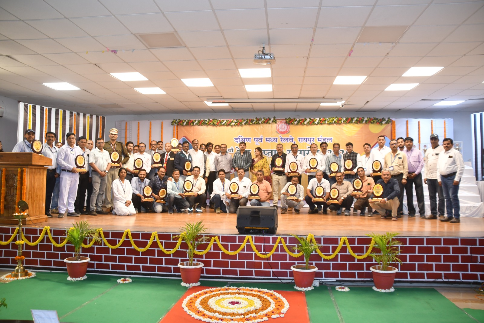  उत्कृष्ट कार्य के लिए 33 रेल कर्मी, 27 विभागों को शील्ड 