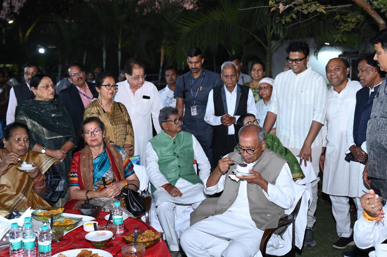 डॉ. महंत के घर पहुंचे दिग्विजय