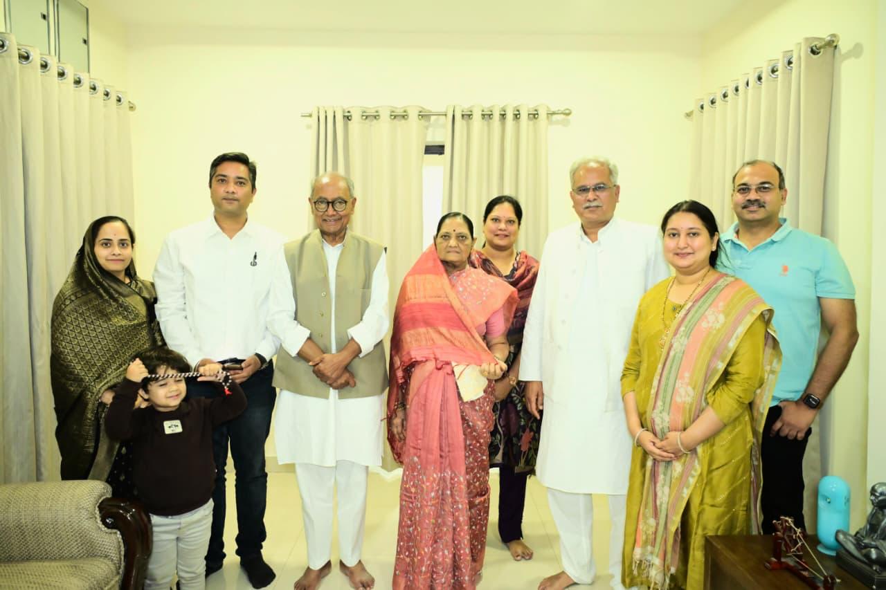 दिग्विजय पहुंचे भूपेश के घर 