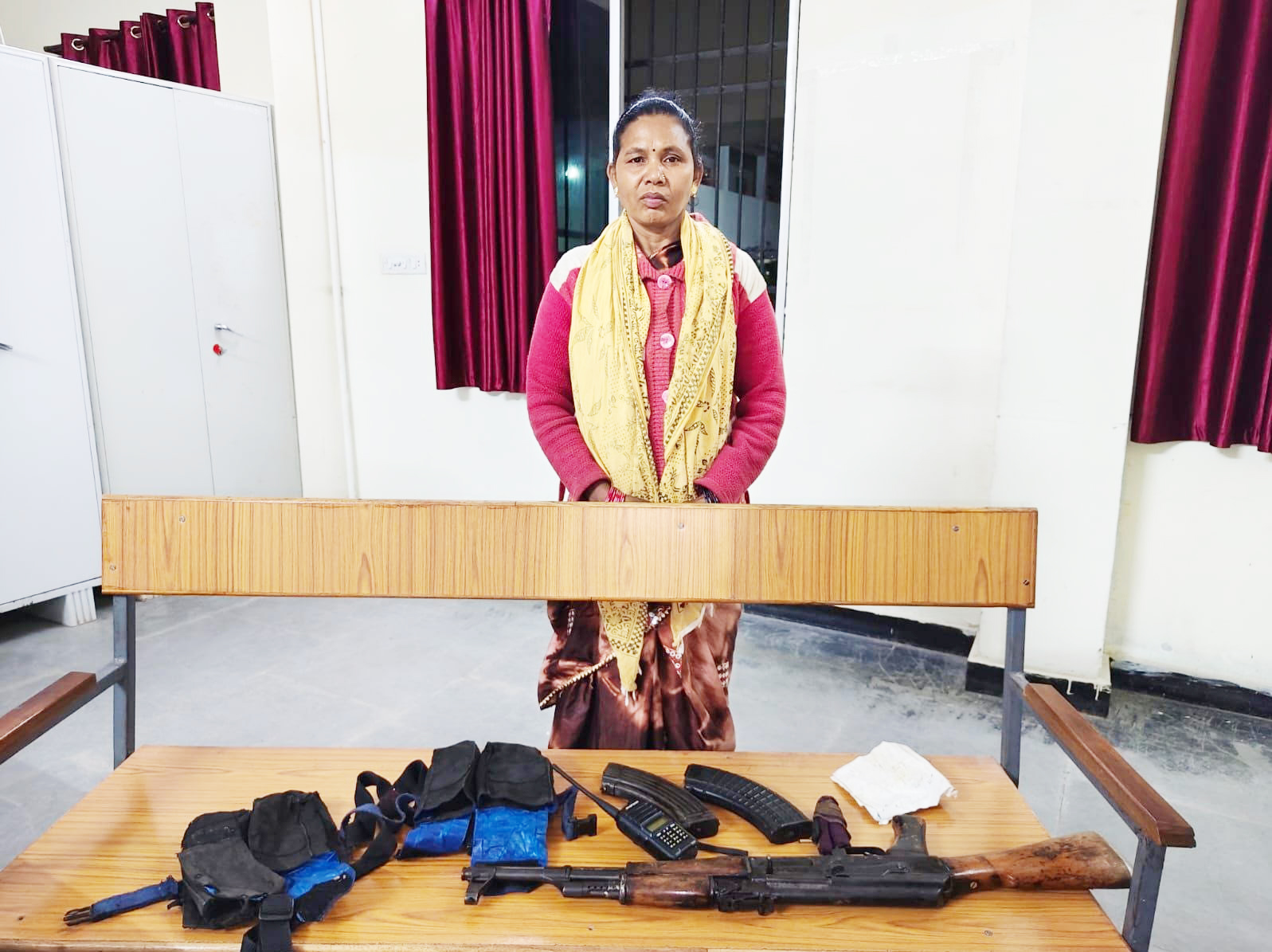 एके-47 के साथ महिला नक्सली का समर्पण