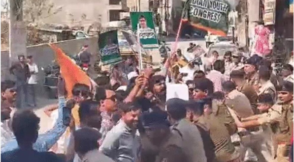 बीजेपी दफ्तर घेरने निकली यूथ कांग्रेस, पुलिस ने रास्ते में रोका, झड़प के बाद पुतला दहन
