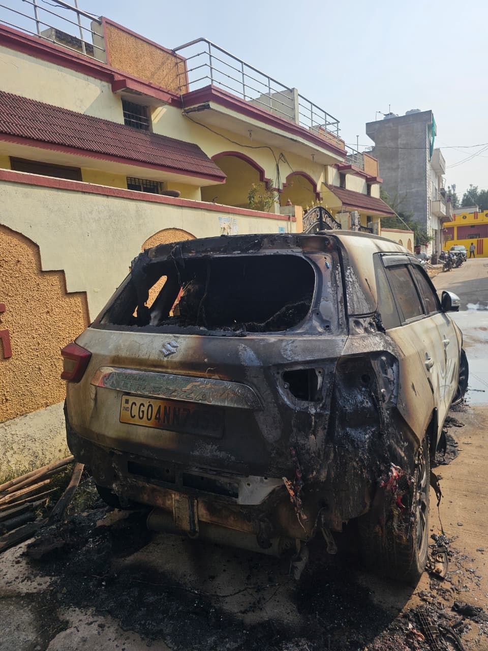  देखें VIDEO : युकां अध्यक्ष की गाड़ियों में आगजनी: आरोपी कैमरे में कैद