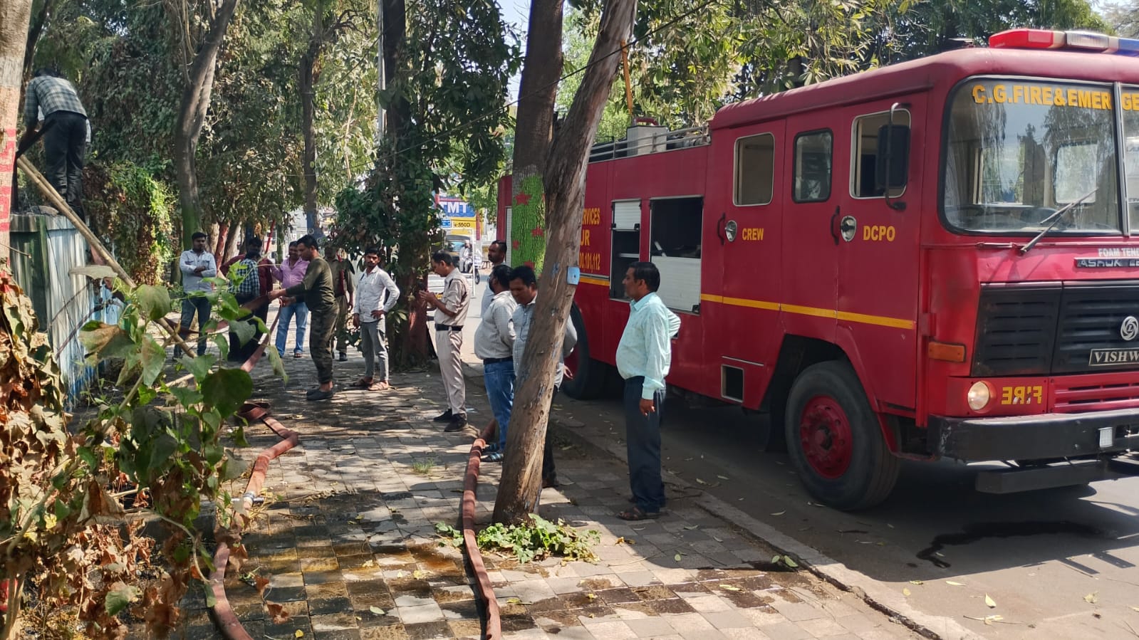 गवर्मेंट स्कूल परिसर के पीछे झाड़ियों में आग, कमरे खाली कराए गए 
