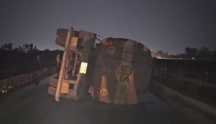 टैंकर पलटा, टाटीबंध से दुर्ग के बीच ट्रैफिक बंद 