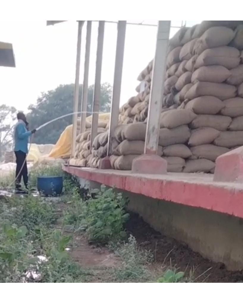 धान खरीदी केंद्र में धान पर पानी डालने का मामला, चार कर्मचारियों पर FIR दर्ज 