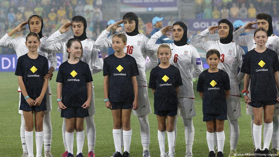 'हमारी लड़कियों को बचाएं': ऑस्ट्रेलियाई पुलिस से ईरानी फुटबॉल टीम के समर्थकों की अपील