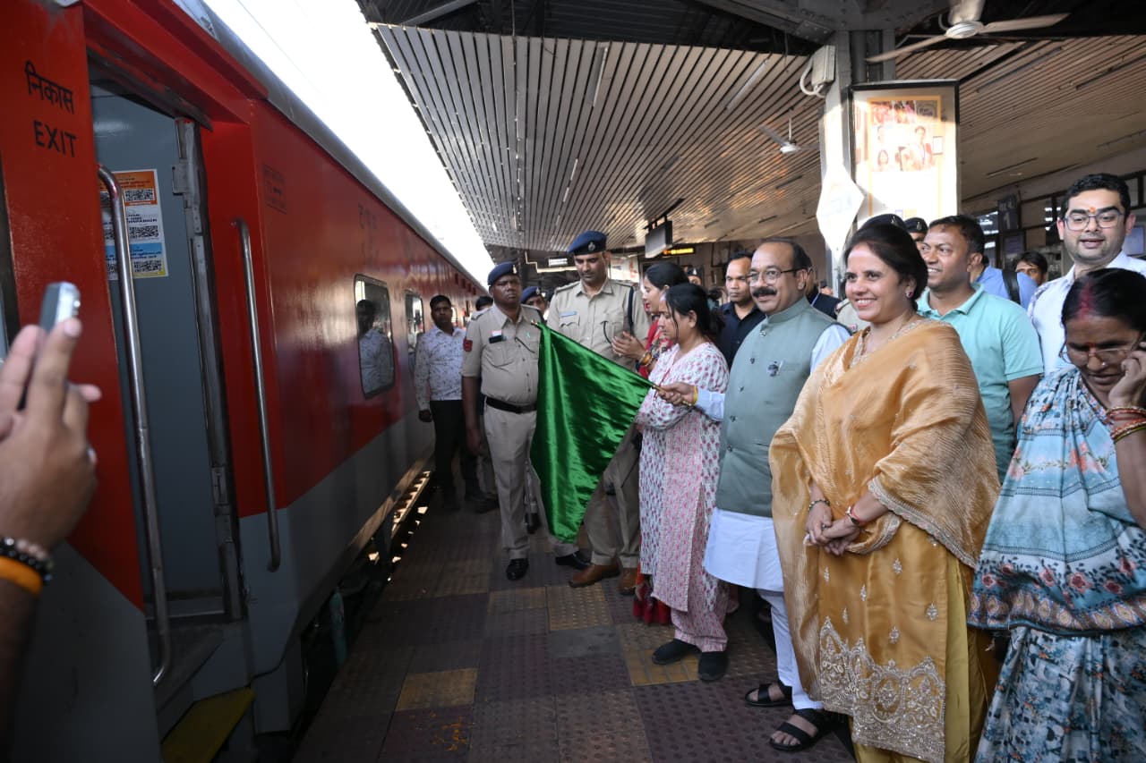 दिल्ली में अमृत मित्र महोत्सव, सीजी की 75 महिलाएं रवाना 