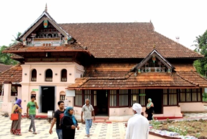 केरल : ईद पर चुनाव प्रचार को भीड़ उमड़ी, उम्मीदवार ईदगाहों पर लोगों से मिलने पहुंचे 