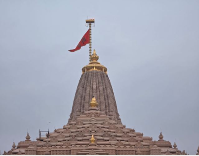 अयोध्या: हिंदू नव वर्ष पर राम मंदिर के शिखर पर फहराया गया नया ध्वज 