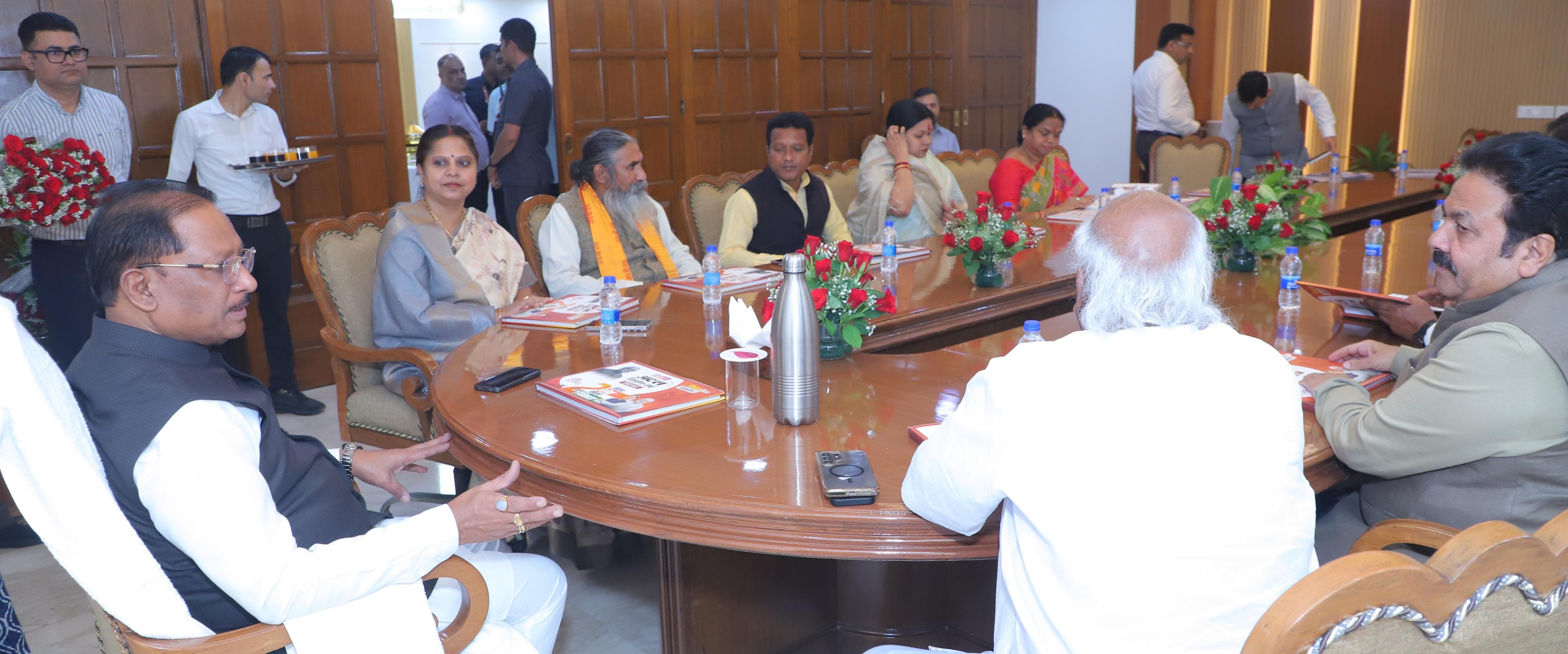 सांसदो के साथ डिनर पर शामिल हुए सीएम साय