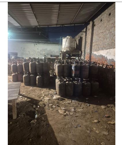 गैस एजेंसी मालिक ने कालाबाजारी के लिए जमा किए थे 459 कमर्शियल गैस सिलेंडर, पुलिस ने मारा छापा