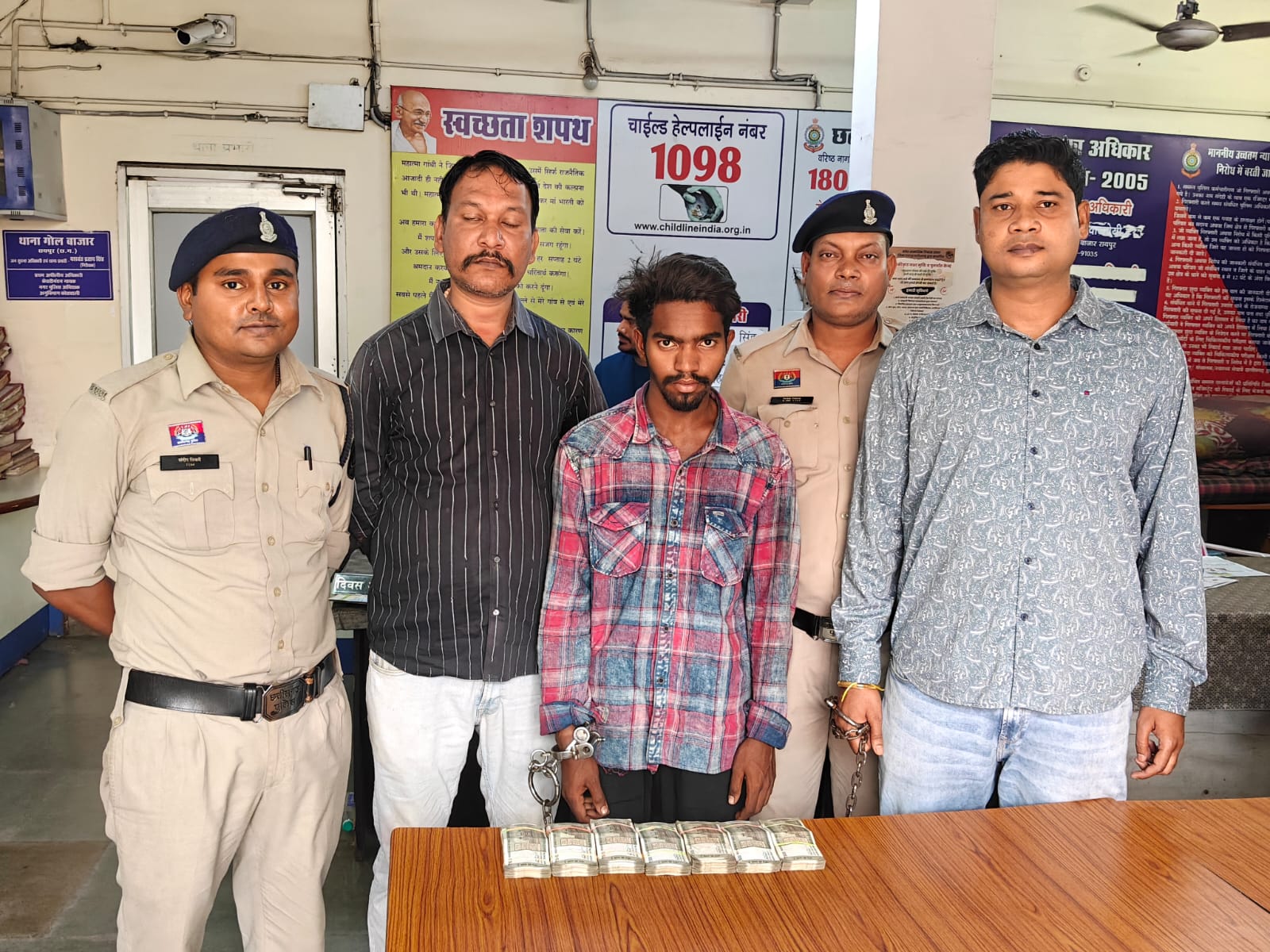 नरेंद्र बैंगल्स के चोर गिरफ्तार,3.50 लाख बरामद