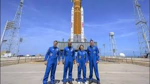 पृथ्वी के करीब एक दिन बिताने के बाद आर्टेमिस-2 के अंतरिक्ष यात्री चंद्रमा की ओर रवाना