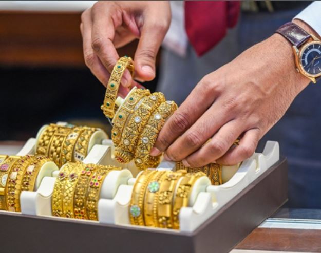 वैश्विक संघर्षों के बीच रिकॉर्ड हाई से सोना 50,000 रुपए तो चांदी 2 लाख रुपए नीचे; जानिए कीमती धातुओं में गिरावट की वजह और आगे कैसी रहेगी चाल