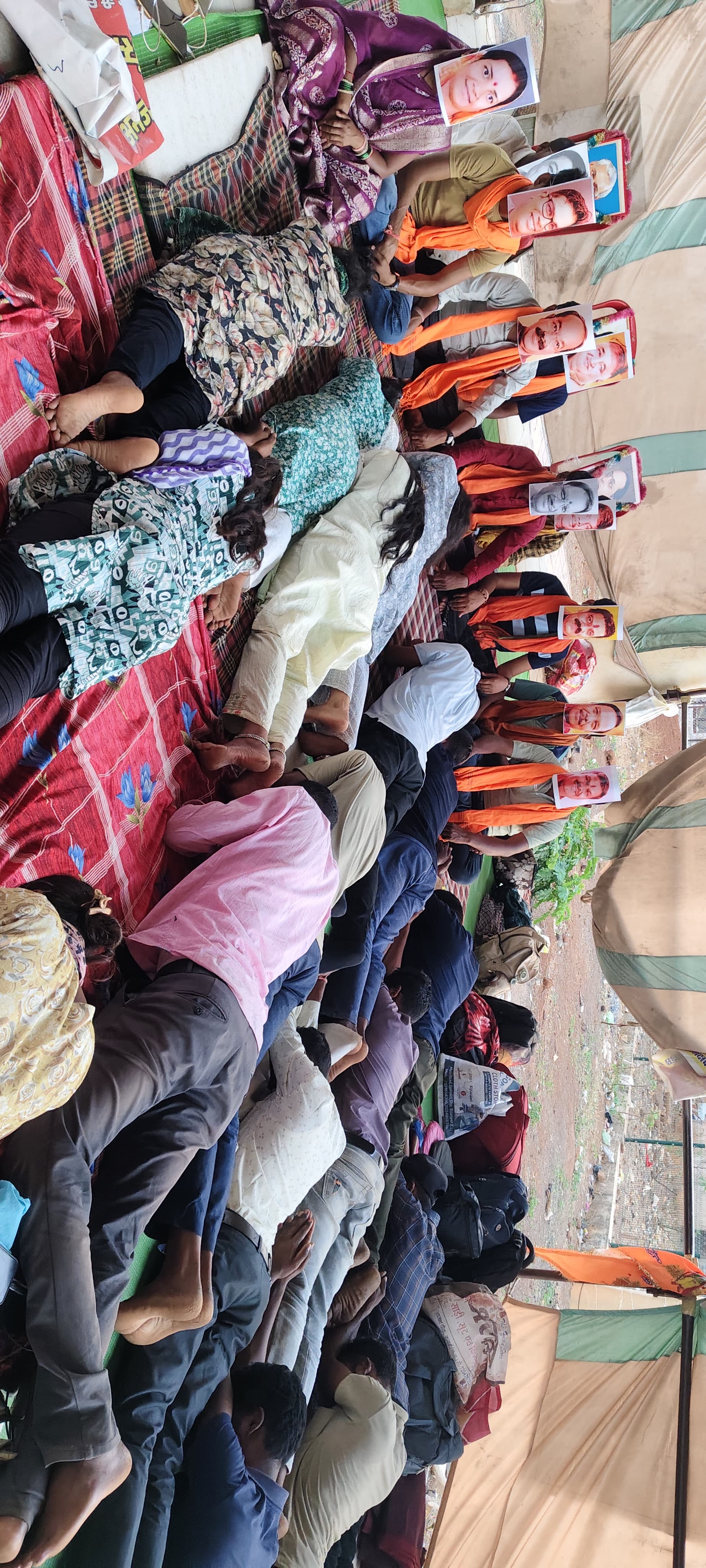 डीएड अभ्यर्थियों का अनोखा विरोध प्रदर्शन, पूजा-अर्चना