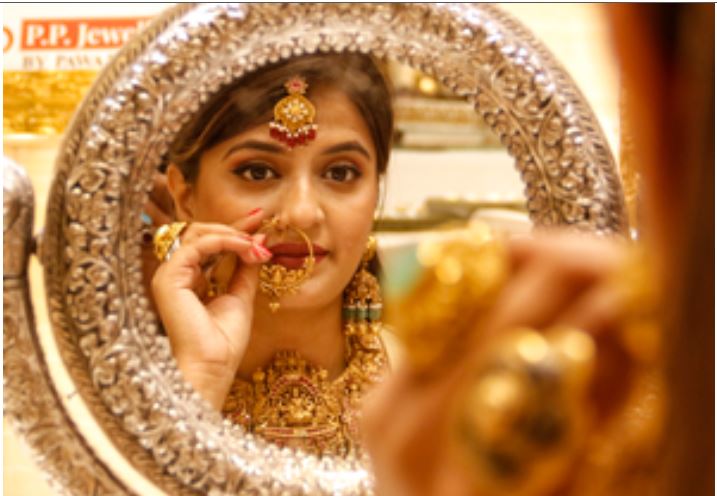 पश्चिम एशिया में बढ़ते तनाव के बीच सोने-चांदी की कीमतों में गिरावट, बाजार में अस्थिरता का दौर 