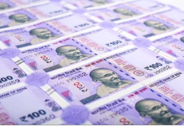 ट्रंप के सीजफायर फैसले के बाद तेल की कीमतों में गिरावट के चलते डॉलर के मुकाबले रुपया 40 पैसे हुआ मजबूत 