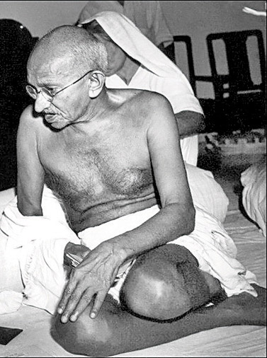 गुजरात: पोरबंदर में पहली बार शराब की दुकान को मंज़ूरी, गांधीवादियों और स्थानीय लोगों ने क्या कहा?