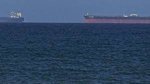 ईरान ने कहा, कड़ी चेतावनी के बाद अमेरिकी विध्वंसक जहाज़ होर्मुज़ से लौटा