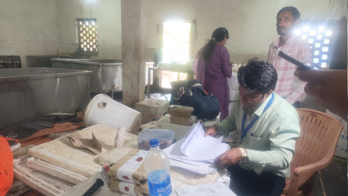 नाले के किनारे फैक्ट्री, गंदगी भरे माहौल में बना 520 किलो पनीर नष्ट 