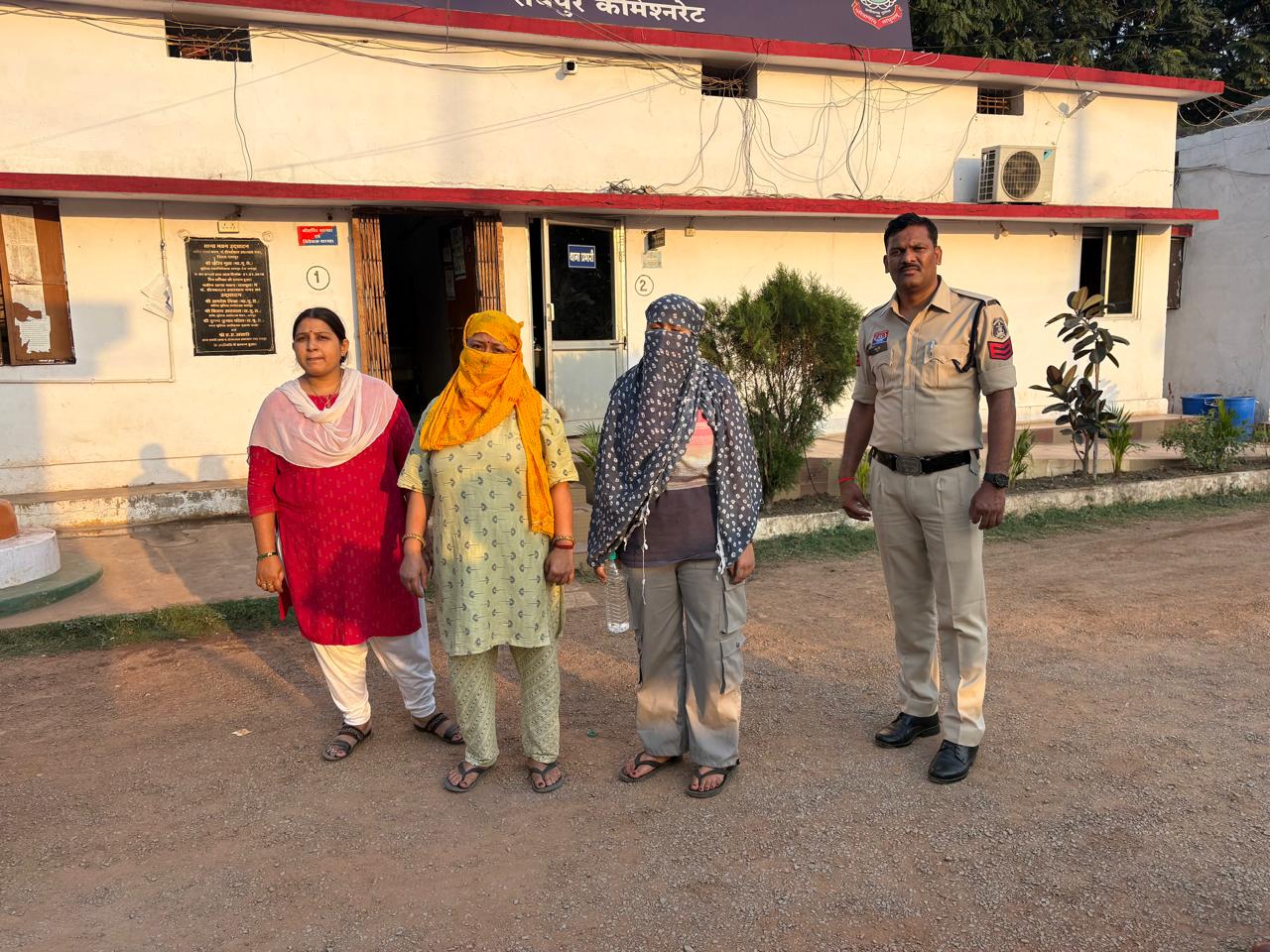 दो बेटियों के साथ मिलकर पति की हत्या की थी, तीनों गिरफ्तार 