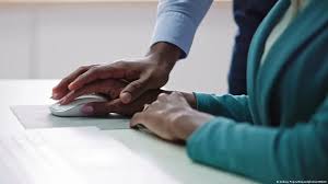 'पॉश' शिकायतों की अनदेखी से कैसे बिगड़ता है दफ्तरों का माहौल