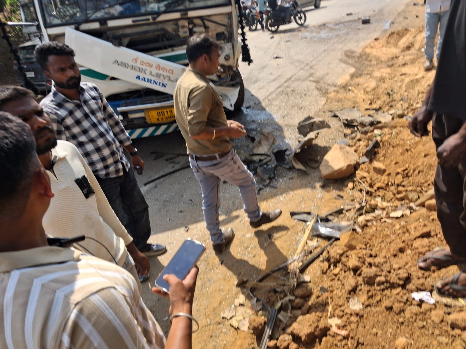 ट्रक और दो कारों की भीषण टक्कर, 7 जख्मी,