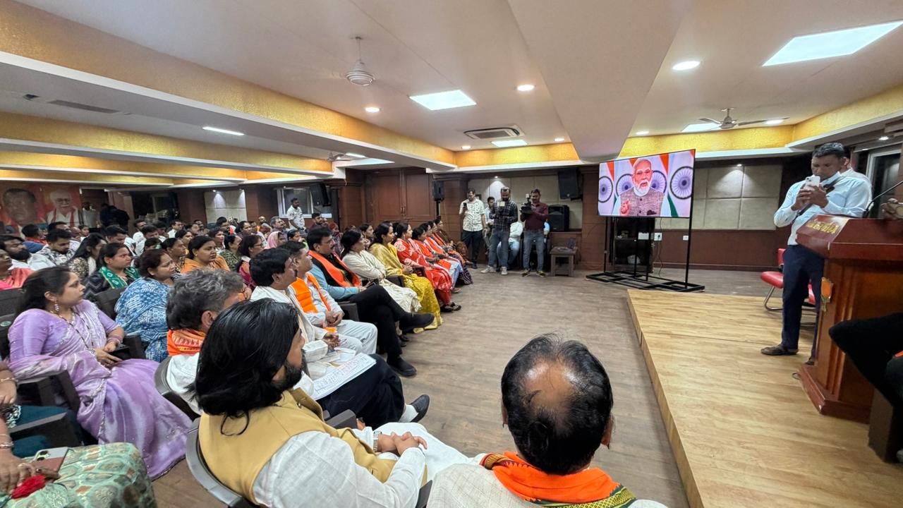  मोदी का संबोधन सुना किरण व कार्यकर्ताओं ने 